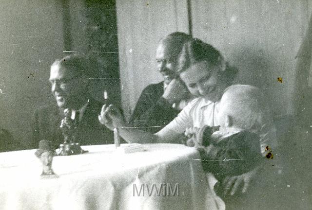KKE 075.jpg - od prawej: pierwsza Waleria Nahorna z synem Włodzimierzem Nahornym i znajomymi, Bedlno, grudzień 1942 r.